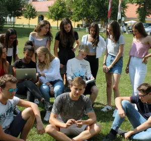Ib students studying ion the grass in the Study Academy Vienna’s campus park